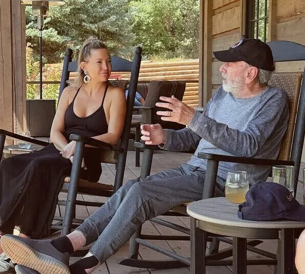 Kate Hudson se aproxima de Neil Diamond enquanto promove seu novo filme ‘Song Sung Blue’