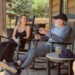Kate Hudson se aproxima de Neil Diamond enquanto promove seu novo filme ‘Song Sung Blue’