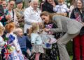 Kate Middleton conhecendo jovens fãs na base da RAF