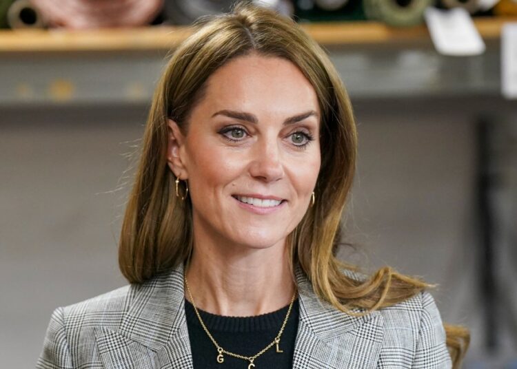 Kate Middleton estreia novo cabelo e usava o visual monocromático mais chique