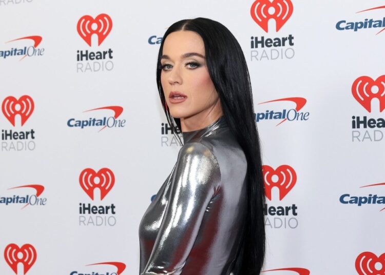 Katy Perry dá a mão a Justin Trudeau em data de aniversário em Paris