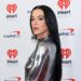 Katy Perry dá a mão a Justin Trudeau em data de aniversário em Paris