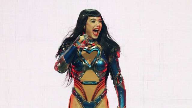 Katy Perry sugere sutilmente romance de Justin Trudeau em show em Londres