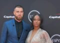 Kayla Nicole aparentemente dá sombra ao ex Travis Kelce com fantasia de Halloween