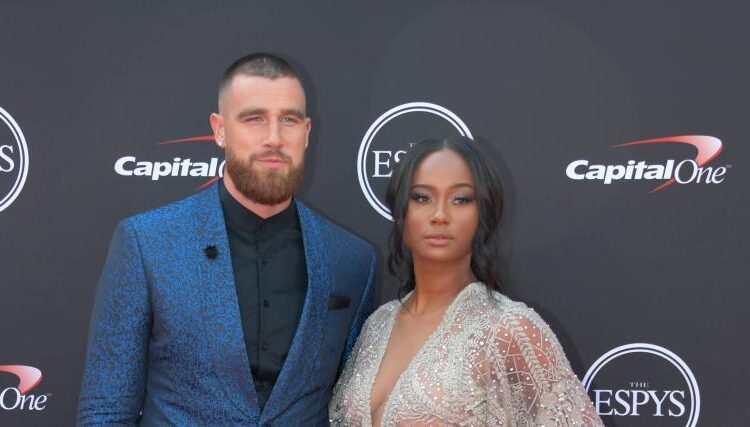 Kayla Nicole aparentemente dá sombra ao ex Travis Kelce com fantasia de Halloween