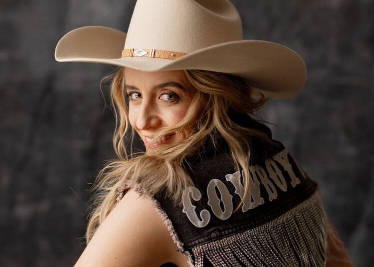 Kaylee Bell fala novo álbum e música country na Nova Zelândia