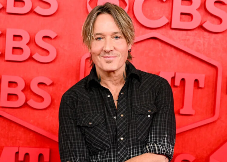 Keith Urban, 58, chora por causa do presente inesperado que recebeu de seu companheiro de turnê em seu aniversário: 'Não consigo respirar'