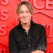 Keith Urban, 58, chora por causa do presente inesperado que recebeu de seu companheiro de turnê em seu aniversário: 'Não consigo respirar'