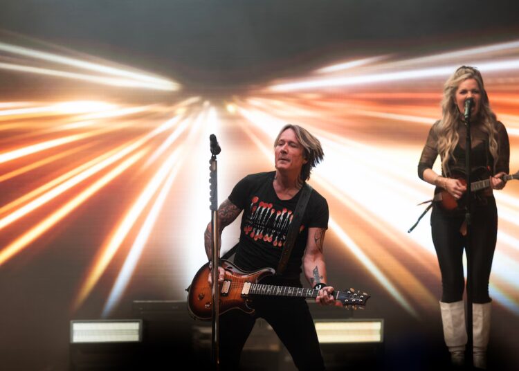 Keith Urban oferece desempenho elétrico no Hershey Show: 'I Freakin Love You, Pa'