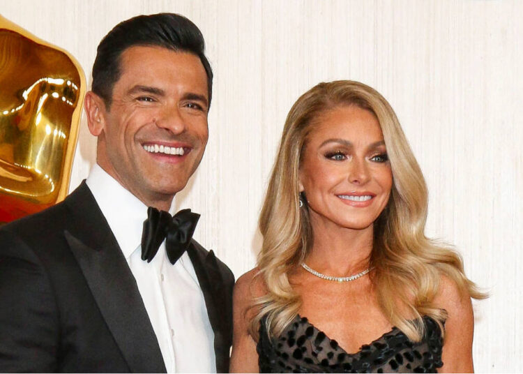 Kelly Ripa e Mark Consuelos têm um momento estranho ao vivo no ar após a piada de 'divórcio' - Star Magazine