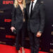 Kelly Ripa parece impressionante no topo de renda pura e risqués enquanto sai com Mark Consuelos