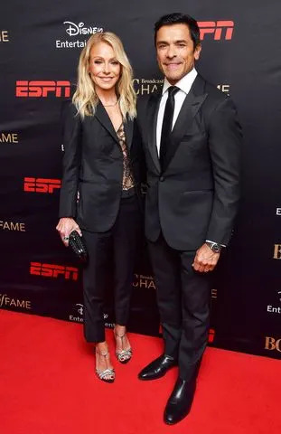 Kelly Ripa parece impressionante no topo de renda pura e risqués enquanto sai com Mark Consuelos