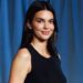 Kendall Jenner parece deslumbrante em ajuste de treino da Marinha