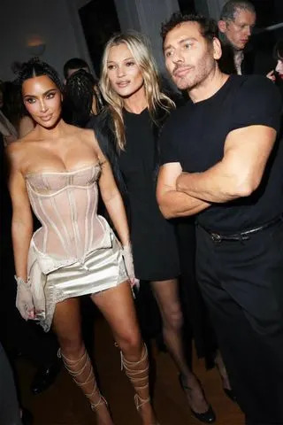 Kim Kardashian Dons 2 Sexy Nude Lingerie olha para sua festa de 45 anos