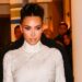 Kim Kardashian chama a atenção em conjunto que abraça o corpo