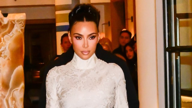 Kim Kardashian chama a atenção em conjunto que abraça o corpo