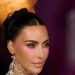 Kim Kardashian continua sua linha peluda com um sutiã trançado