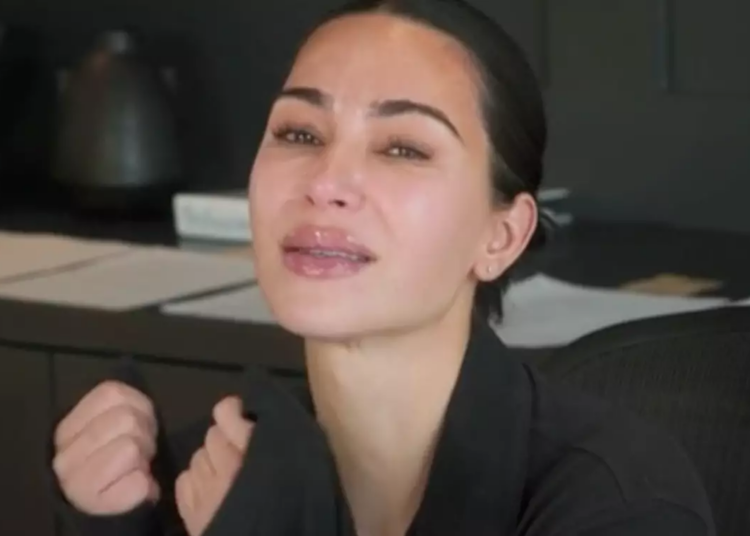 Kim Kardashian disse que os médicos sugeriram que o aneurisma pode ter vindo do estresse (Hulu)