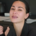 Kim Kardashian disse que os médicos sugeriram que o aneurisma pode ter vindo do estresse (Hulu)