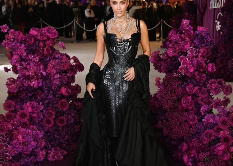 Kim Kardashian fecha Londres com um visual deslumbrante na estreia de “All's Fair”