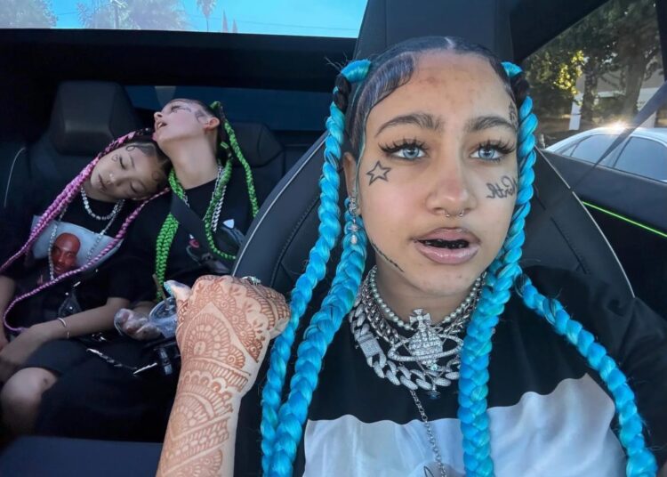 Kim Kardashian rebate críticas por causa dos piercings e tatuagens falsos de North