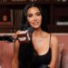 Kim Kardashian sobre custo do leite, Glam