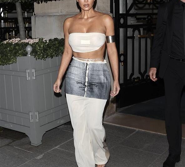 Kim Kardashian usa tampo de tubo vintage puro da Maison Margiela