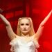 Kim Petras domina o Halloween com visual dramático de ‘Sucker Punch’