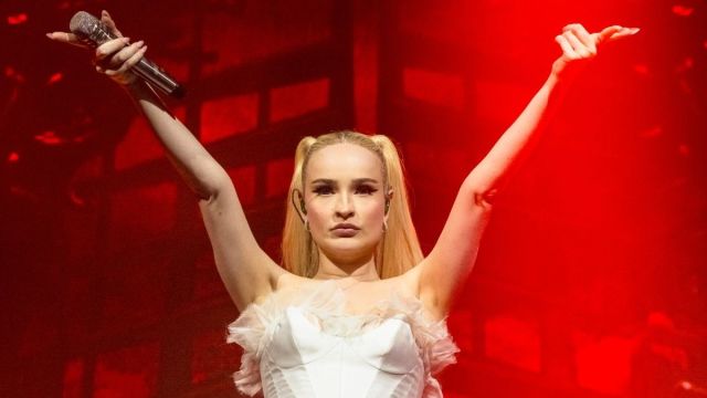 Kim Petras domina o Halloween com visual dramático de ‘Sucker Punch’