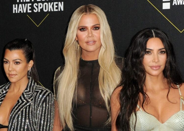 Kim e Khloe Kardashian estão fartos dos comentários 'passivos agressivos' de Kourtney: 'Tudo o que ela faz é julgar' - Star Magazine