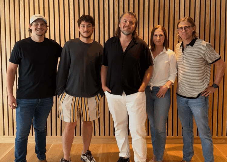 Konrad Snyder tintas com Electric Feel Entertainment