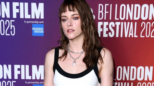 Kristen Stewart impressiona os fãs com minivestido branco e preto