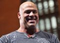 Kurt Angle dá grandes adereços para Dwayne 'The Rock' Johnson para a máquina de esmagamento
