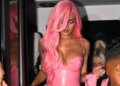 Kylie Jenner abraça totalmente a era King Kylie com cabelo rosa e vestido de látex justo
