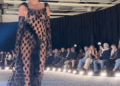 Kylie Jenner e Kendall Jenner usam vestidos de Schiaparelli