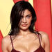 Kylie Jenner enfrenta reação negativa por vídeo promocional de prisão algemada para lançamento de novos cosméticos