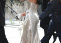 Kylie Jenner joga mandíbulas em um vestido de prata na Paris Fashion Week