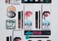 Kylie Jenner reacende conspiração na internet ao provocar carreira musical em anúncio de maquiagem