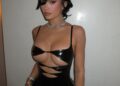 Kylie Jenner usa um ousado minivestido de látex e diamantes
