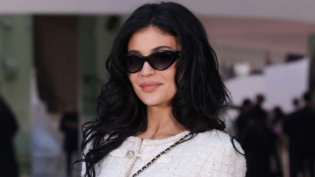 Kylie Jenner vira cabeças em Paris com jaqueta de grandes dimensões e pepito combinar