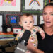 Kylie Kelce compartilha o primeiro olhar para a filha Finn desde que ela era recém-nascida, quando a criança de 6 meses faz um adorável podcast Cameo