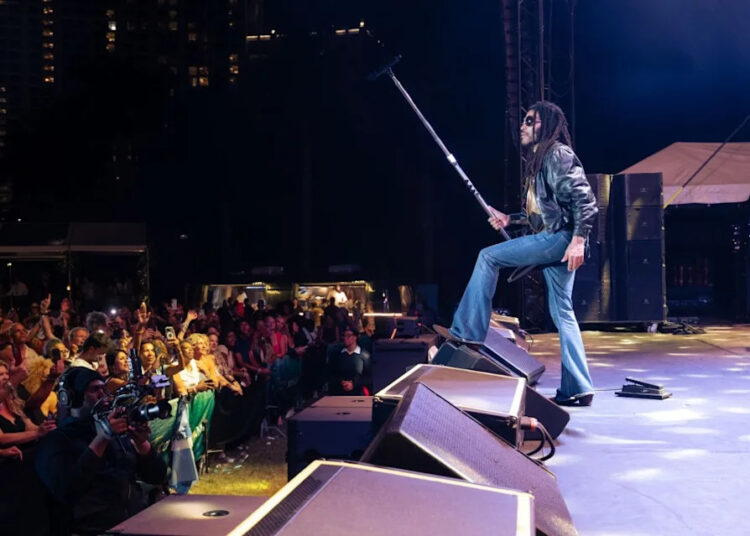 Lenny Kravitz arrasa em show 'monumental' de boas-vindas para dar início ao Festival de Culinária e Artes das Bahamas