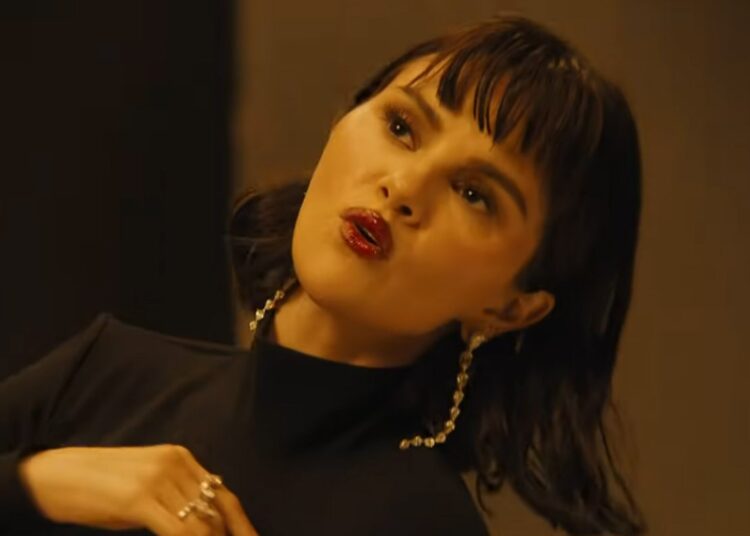 Letra de 'In The Dark': Selena Gomez lança nova música da trilha sonora da 2ª temporada de 'Nobody Wants This' - Assista ao videoclipe! | Primeira audição, letras, música, ninguém quer isso, Selena Gomez, vídeo | Notícias e fofocas sobre celebridades | Entretenimento, fotos e vídeos