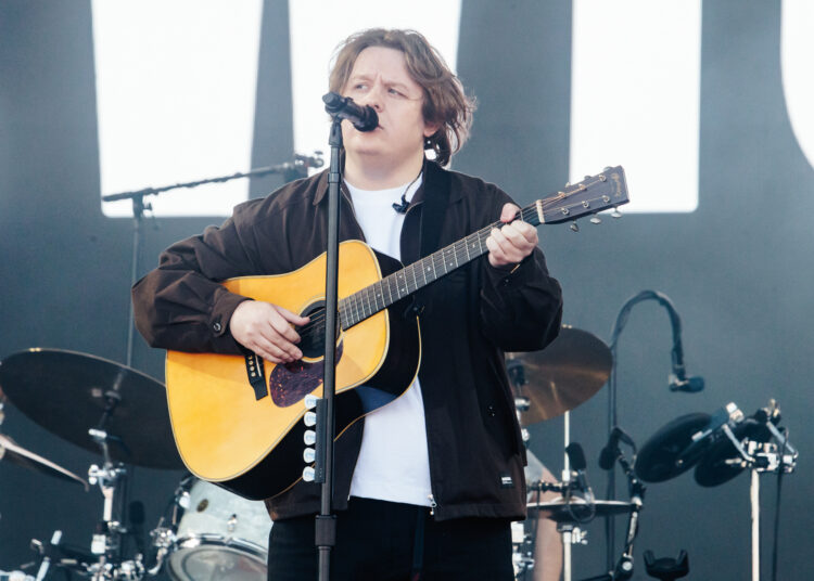 Lewis Capaldi anuncia novo EP ‘Survive’ e compartilha single emotivo, ‘Almost’