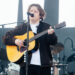 Lewis Capaldi anuncia novo EP ‘Survive’ e compartilha single emotivo, ‘Almost’