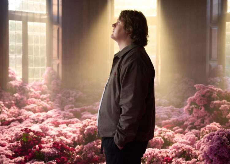 Lewis Capaldi compartilha novo single ‘Almost’, anuncia EP e turnê 2026