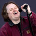 Lewis Capaldi espera conseguir um convite para o casamento de Taylor Swift e Travis Kelce, oferecendo-se para fornecer uma coisa surpreendente