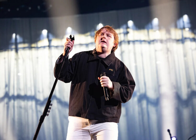 Lewis Capaldi está 'Still Into You' na capa do Paramore, pronta para casamento