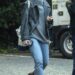Lily Collins se afasta de seu glamour Emily em Paris, no set de amigos pessoais íntimos - depois de filmar a cena das drogas para o novo filme