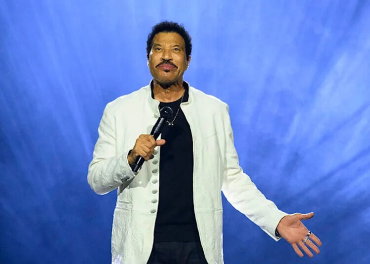 Lionel Richie revela que quase se tornou padre antes do comentário de um fã mudar sua vida